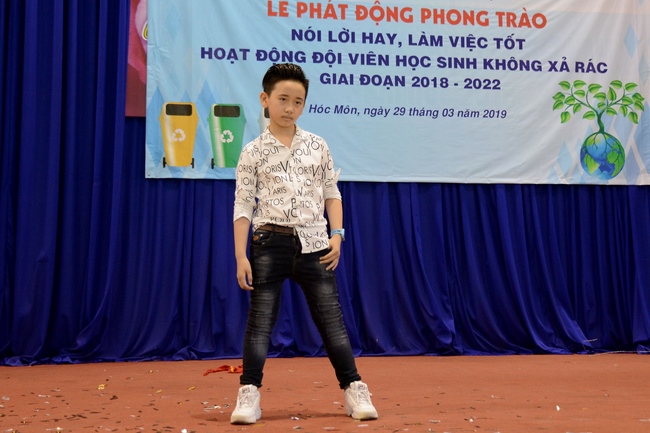 Giving gift portions to pupils on the occasion of Mid-Autumn Festival